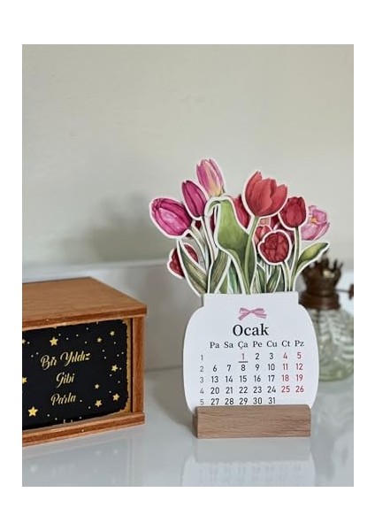 2026 Ahşap Ayaklı Çiçekli Mini Özel Tasarım, Masaüstü Takvim, Lale Çiçek Buketi - Yeni Yıl 2026