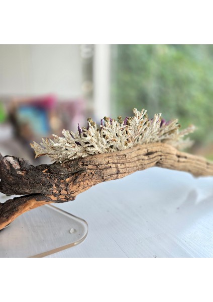 El Yapımı Doğal Ağaç Dekor – Lavanta Moru ve Beyaz Yapay Çiçekli Tasarım indirimleri