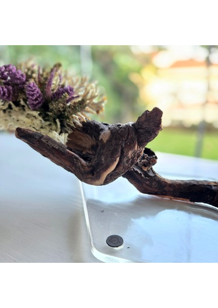 El Yapımı Doğal Ağaç Dekor – Lavanta Moru ve Beyaz Yapay Çiçekli Tasarım