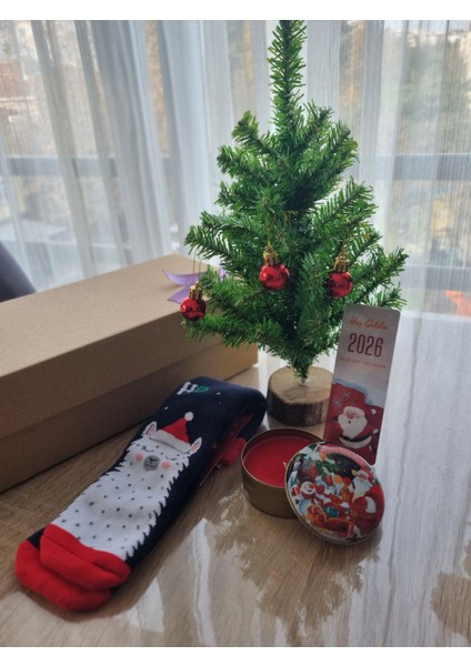 Yılbaşı Özel Hediye Kutusu – Çorap, Kokulu Mum, Mini Çam Ağacı ve Not Kartı