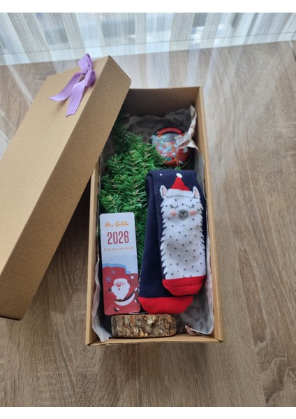 Yılbaşı Özel Hediye Kutusu – Çorap, Kokulu Mum, Mini Çam Ağacı ve Not Kartı fiyatları