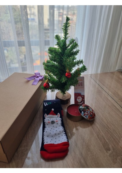 Yılbaşı Özel Hediye Kutusu – Çorap, Kokulu Mum, Mini Çam Ağacı ve Not Kartı modelleri