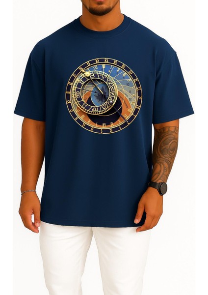Oversize Prague Astronomical Clock Old Town Göğüs Tasarımlı Unisex T-Shirt