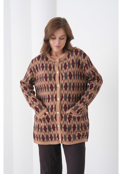 Kadın Tesettüre Uygun Önden Düğmeli Cepliuzun Kol Şık Geniş Kalıp Desenli Triko Ceket