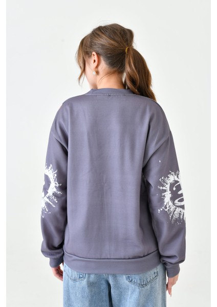 Kadın Yüz Baskılı Oversize Geniş Kalıp Desenli Curve Sweatshirt fiyatları