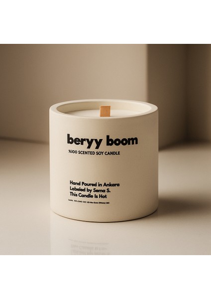 : Berry Boom : Modern Beyaz Beton Mum (Böğürtlen, Kiraz, Peyoni Çiçeği, Karamel)