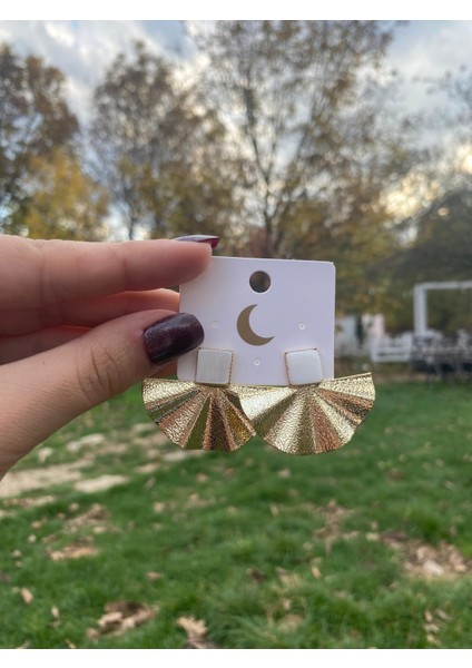 Gold Beyaz Taş Detaylı Yelpaze Tasarım Küpe