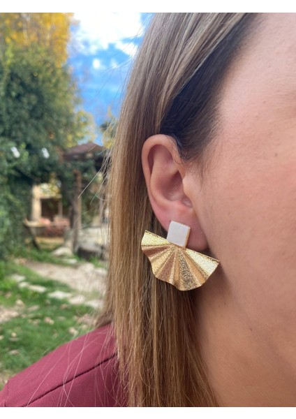 Gold Beyaz Taş Detaylı Yelpaze Tasarım Küpe fiyatları