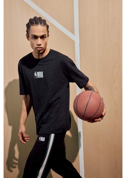 NBA Wordmark Bisiklet Yaka Sırt Baskılı Kısa Kollu Tişört G3645AX25AU fiyatları