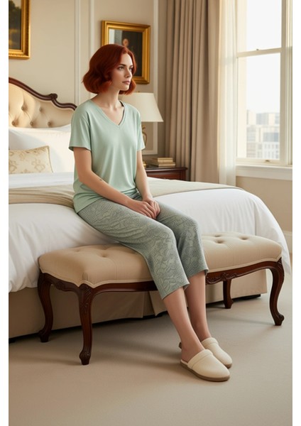 Rahat Örme Pijama Takımı Çiçek Desenli Kapri Pantolon Bisiklet Yaka Zarifane Tasarım