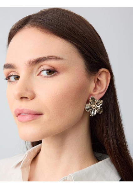 Altın Rengi Zarif Çiçek Figürlü Modern Küpe