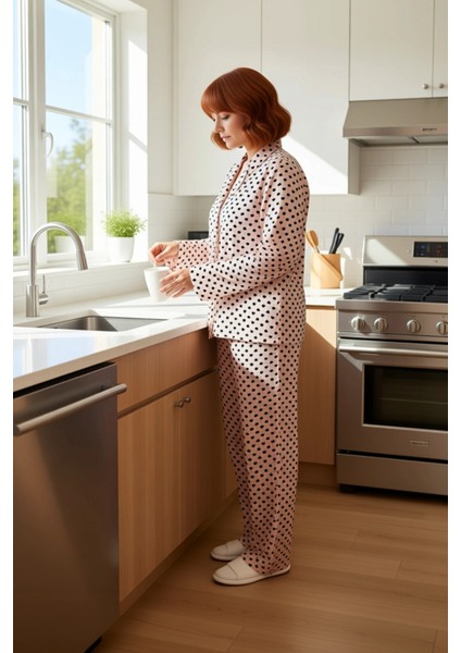 Kadın Puantiye Desenli V Yaka Pijama Takımı Fonksiyonel Dayanıklı Kaliteli Konforlu Modern