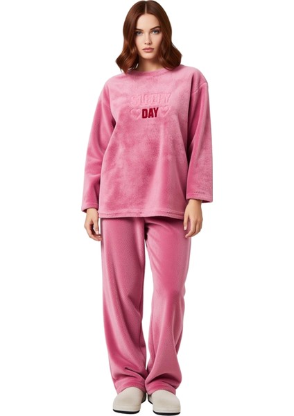 Kadın Peluş Pijama Takımı Sloganlı Kalpli Fonksiyonel Dayanıklı Kaliteli Konforlu Estetik Şık modelleri
