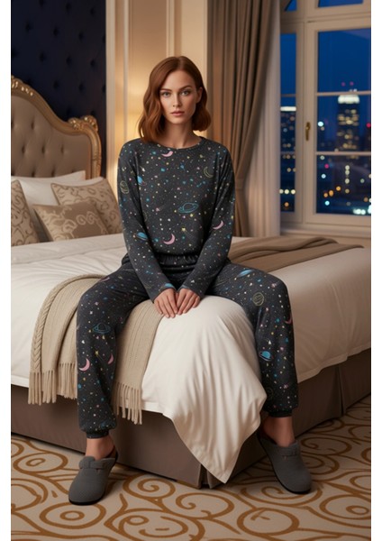 Kadın Galaksi Baskılı Pijama Takımı Uzun Kollu Bisiklet Yaka Fonksiyonel Dayanıklı Estetik modelleri