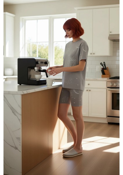 Kadın Ev Giyim Takımı Uzay Desenli Kısa Kollu Tişört Şort Konforlu Fonksiyonel Dayanıklı Şık