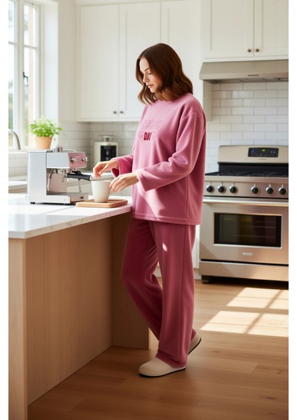 Kadın Peluş Sloganlı Pijama Takımı Fonksiyonel Dayanıklı Kaliteli Konforlu Estetik Premium fiyatları