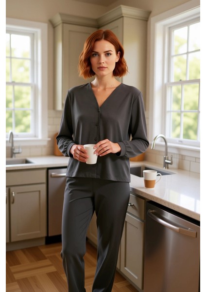 Kadın V Yaka Düğmeli Gömlek ve Jogger Pijama Takımı Fonksiyonel Dayanıklı Kaliteli Estetik fiyatları