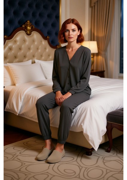 Kadın V Yaka Düğmeli Gömlek ve Jogger Pijama Takımı Fonksiyonel Dayanıklı Kaliteli Estetik modelleri