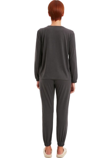 Kadın V Yaka Düğmeli Gömlek ve Jogger Pijama Takımı Fonksiyonel Dayanıklı Kaliteli Estetik indirimleri