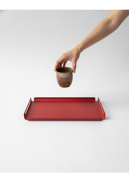 Vika TD-001 | Dekoratif Metal Tepsi – 37×21×7 cm | Koyu Kırmızı Modern Servis ve Orta Sehpa Tepsisi | Dayanıklı Metal Dekor Ürünü