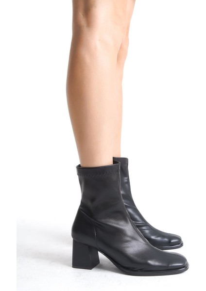 Tia Siyah Cilt Kalın Topuklu Kare Burunlu Kısa Bot & Bootie