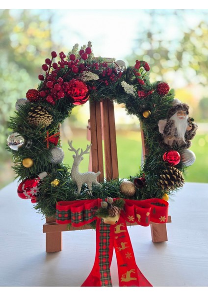 El Yapımı Yılbaşı Kapı ve Duvar Çelengi – Santa & Deer Figürlü Kırmızı Yeşil Altın Noel Süsü fırsatları