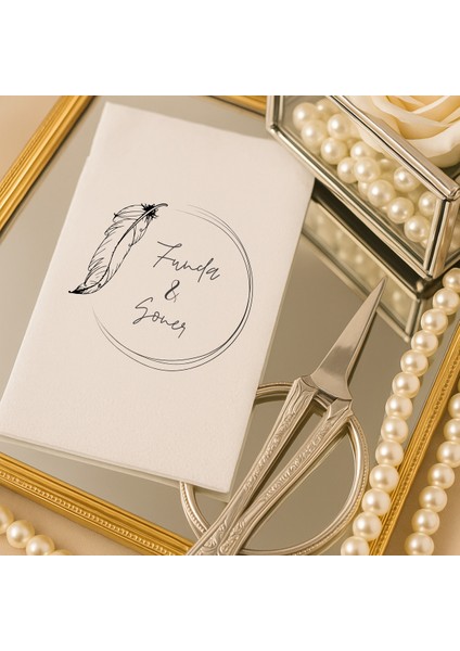 Kişiye Özel Tüy Desenli Düğün Peçetesi – Isim Baskılı Minimal Tasarım