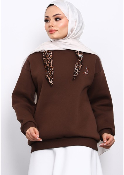 Kahverengi Fular Aksesurlı Ceylan İşlemeli Üç İplik Sweat