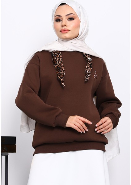 Kahverengi Fular Aksesurlı Ceylan İşlemeli Üç İplik Sweat modelleri