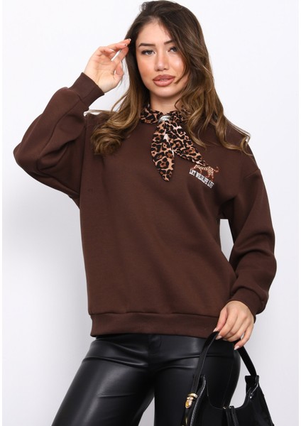 Kahverengi Fular Aksesuarlı Leoparlı Üç İplik Şardonlu Sweat