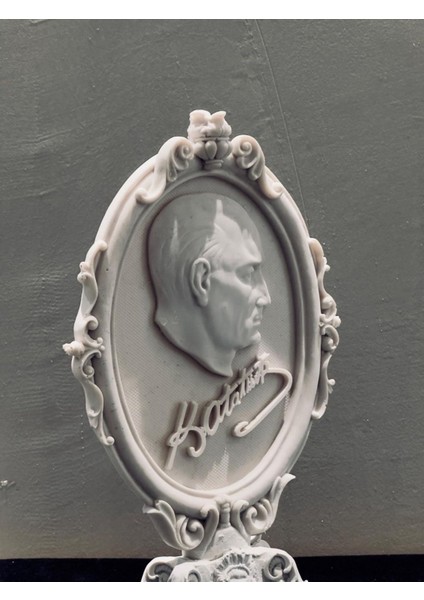 Atatürk Oval Çerçeveli Biblo 36×15×10 cm | Polyester Dekoratif Obje | Masaüstü Ev & Ofis Atatürk Bibloları | Çerçeveli Atatürk Silüeti