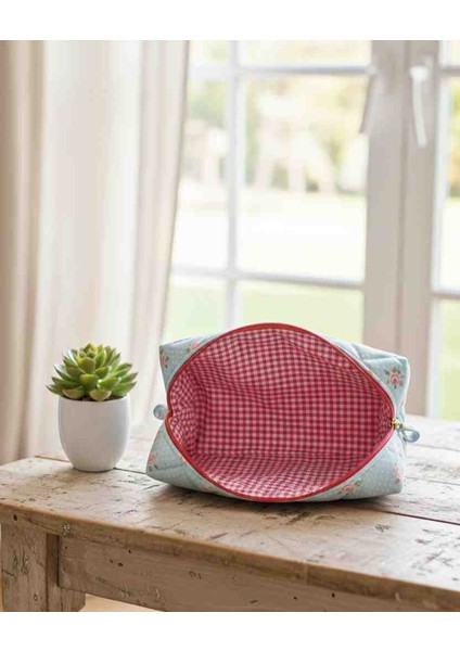 Kapitone Çiçek Desenli Kumaş Makyaj Çantası – 20X10 cm • Fermuarlı • El Yapımı fiyatları