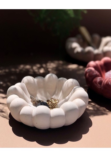 Dekoratif Iskandinav Model Beyaz Vernikli Kase Takılık Anahtarlık