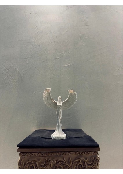 Antik Mısır Tanrıçası Isis Biblosu 34×17 cm | Kanatlı Polyester Heykel | Mitolojik Dekoratif Obje | Ev & Ofis Dekorasyonu