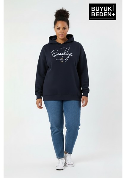 Kadın Büyük Beden Kapüşonlu El Yazılı Brooklyn Baskılı Rahat Kalıp Sweatshirt SPR26BSWK958