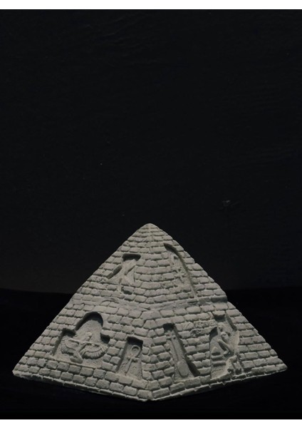 Antik Mısır Piramit Biblo 11×11×9 cm | Hieroglif Işlemeli Dekoratif Obje | Polyester Mini Piramit Heykel | Ev & Ofis Tarih Temalı Dekorasyon