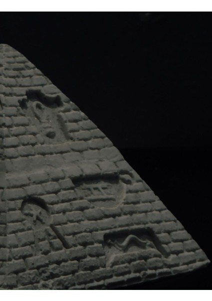 Antik Mısır Piramit Biblo 11×11×9 cm | Hieroglif Işlemeli Dekoratif Obje | Polyester Mini Piramit Heykel | Ev & Ofis Tarih Temalı Dekorasyon modelleri