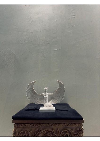 Antik Mısır Tanrıça Ma’at Biblo – 23×30 cm Kanatlı Heykel | Adalet ve Düzen Sembolü | Polyester Dekoratif Obje