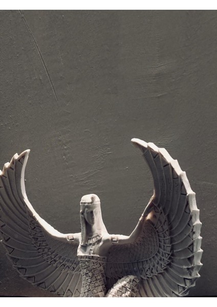 Antik Mısır Tanrıça Ma’at Biblo – 23×30 cm Kanatlı Heykel | Adalet ve Düzen Sembolü | Polyester Dekoratif Obje modelleri