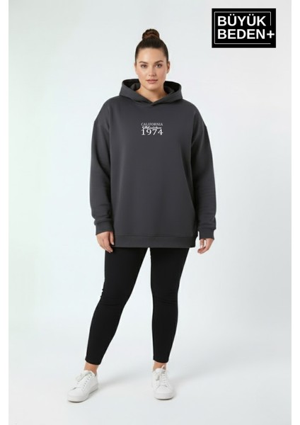 Kadın Büyük Beden California 1974 Baskılı Kapüşonlu Sweat – Rahat Kalıp Hoodie SPR26BSWK965