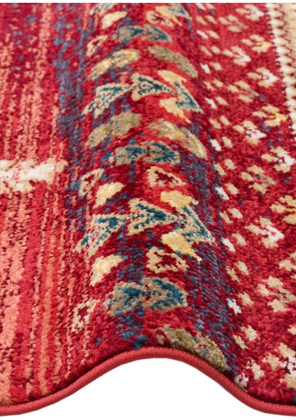 Kavala 02 Red Etnik Desenlere Sahip Dayanıklı Yapısı ve Canlı Renkleri ile Öne Çıkan Makine Halısı modelleri