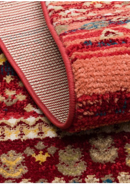 Kavala 02 Red Etnik Desenlere Sahip Dayanıklı Yapısı ve Canlı Renkleri ile Öne Çıkan Makine Halısı
