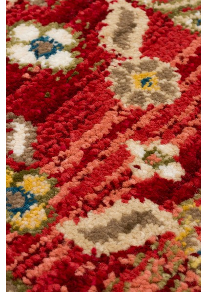 Kavala 01 Red Etnik Desenlere Sahip Dayanıklı Yapısı ve Canlı Renkleri ile Öne Çıkan Makine Halısı fırsatları