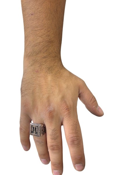 Iri Kare Terazi Figürlü Gümüş Erkek Yüzük modelleri