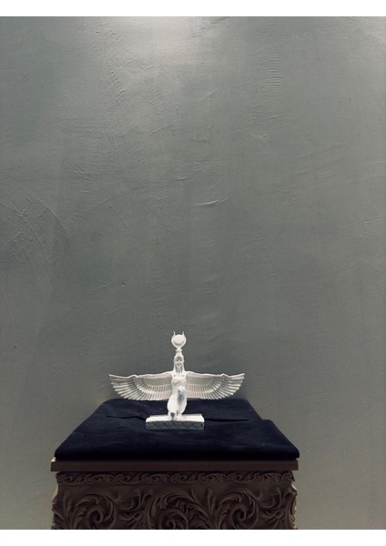 Antik Mısır Tanrıça Isis Biblo 33×23 cm | Kanatlı Bereket ve Koruyuculuk Heykeli | Polyester Mitolojik Dekor | Ev & Ofis Mısır Temalı Biblo