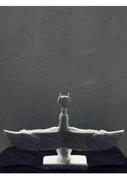 Antik Mısır Tanrıça Isis Biblo 33×23 cm | Kanatlı Bereket ve Koruyuculuk Heykeli | Polyester Mitolojik Dekor | Ev & Ofis Mısır Temalı Biblo modelleri