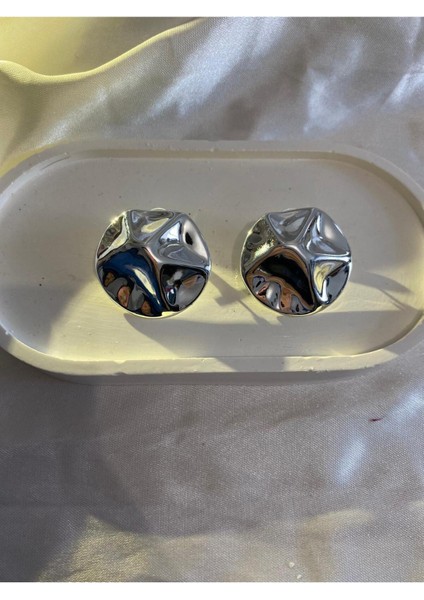 Gümüş Şık Gösterişli Yuvarlak Form Plaka Dalgalı Küpe