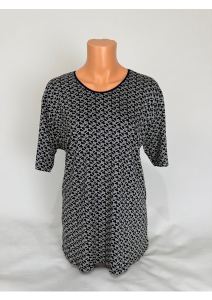 Kadın Siyah U Yaka Kısa Kollu Çiçek Desenli Yırtmaçlı Dokuma Viskon Anne Penye Tişört