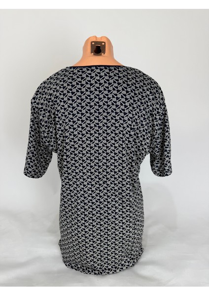 Kadın Siyah U Yaka Kısa Kollu Çiçek Desenli Yırtmaçlı Dokuma Viskon Anne Penye Tişört modelleri