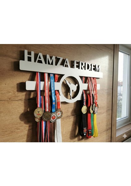 Kişiye Özel Isimli Ahşap Madalya Askısı - Karate ve Tekvando Figürlü Sporcu Madalyalığı fiyatları